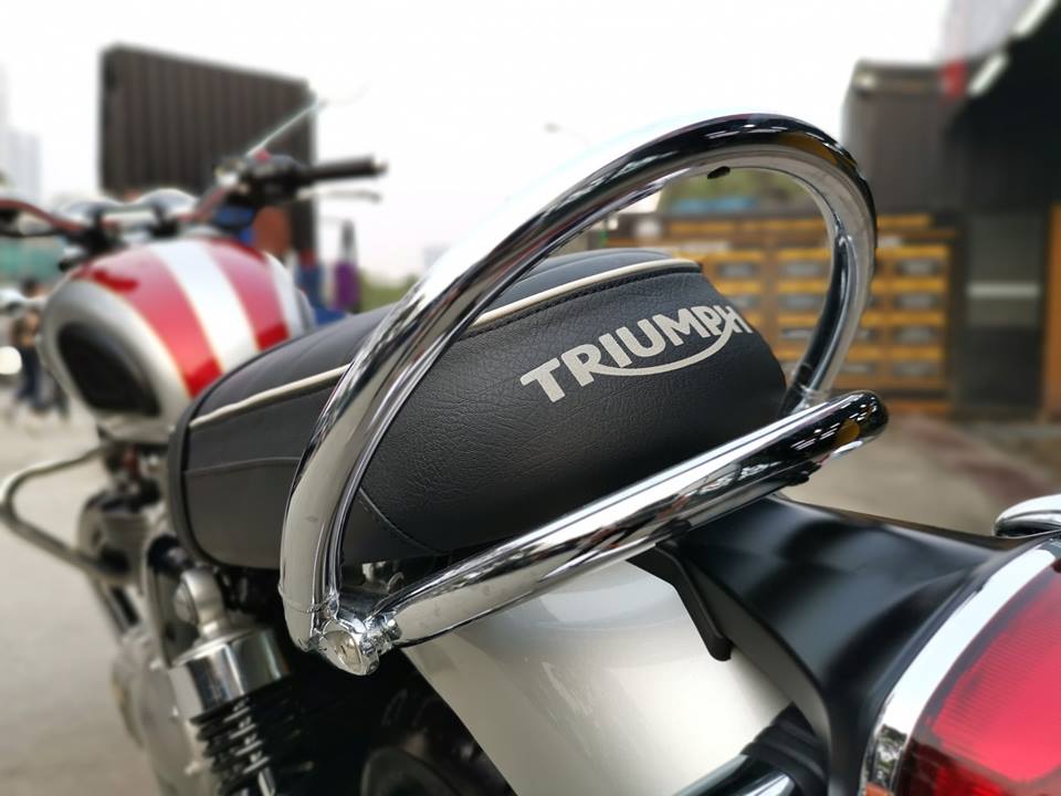 Triumph T120 Red/Silver